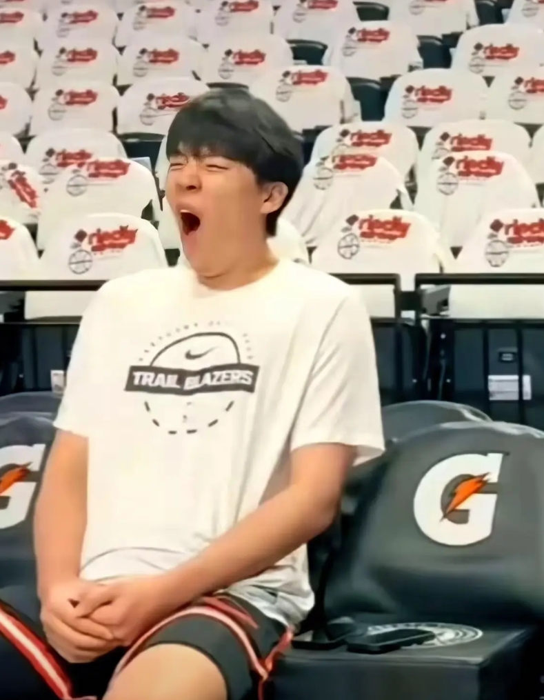 有点悲哀啊！被连续三场DNP后，杨瀚森倒是没有太多的抱怨，安安静静地坐在替补席上