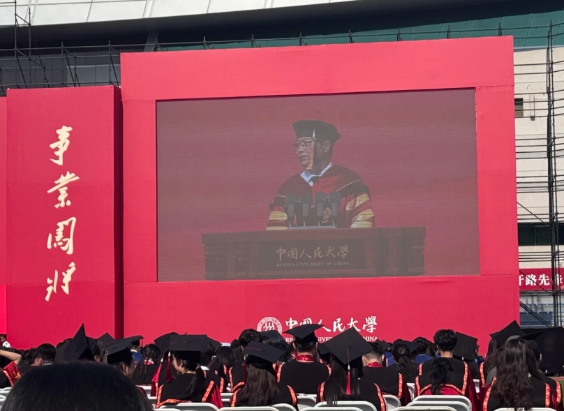 人大毕业典礼校长梦到哪句说那句

1.第一句“2025级…”，毕业典礼变成开学典