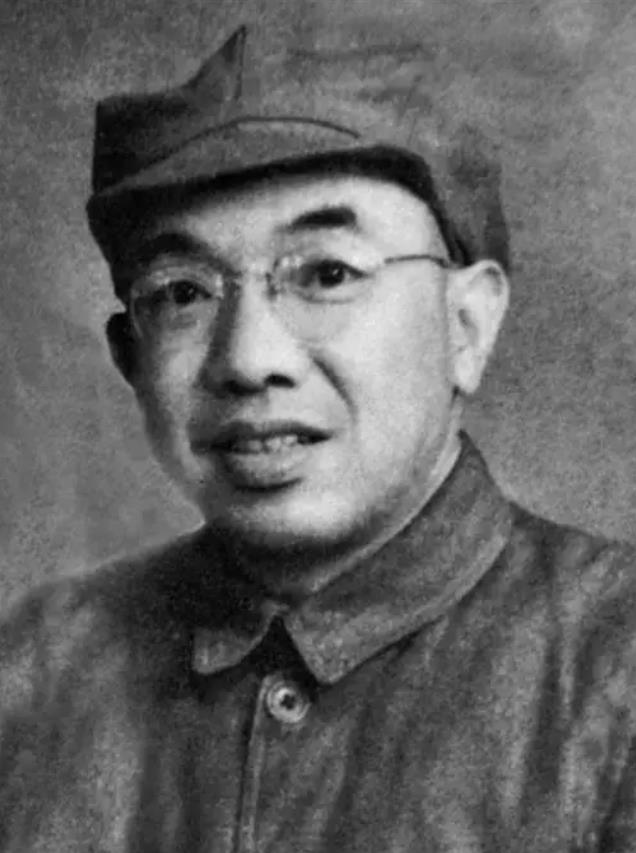 1962年，七千人大会上，一名高个子中年干部站在台下，神色坚毅，有人指着他喊：“