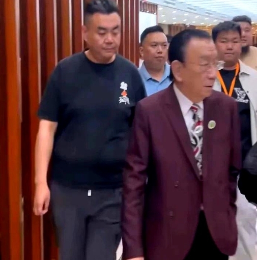 侯耀华再次霸气侧漏！
这次他来到的地方，不是杨议的相声园子，而是张伯鑫的全国相声