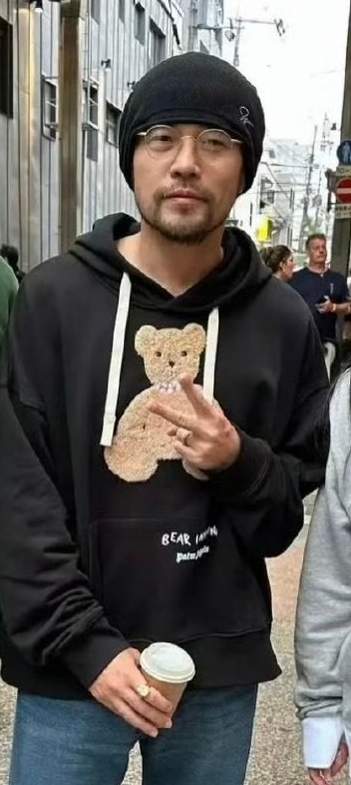 在日本偶遇的他穿着黑色卫衣，背影却添了佝偻，胡子泛白的瞬间忽然懂了时间的重量。刘