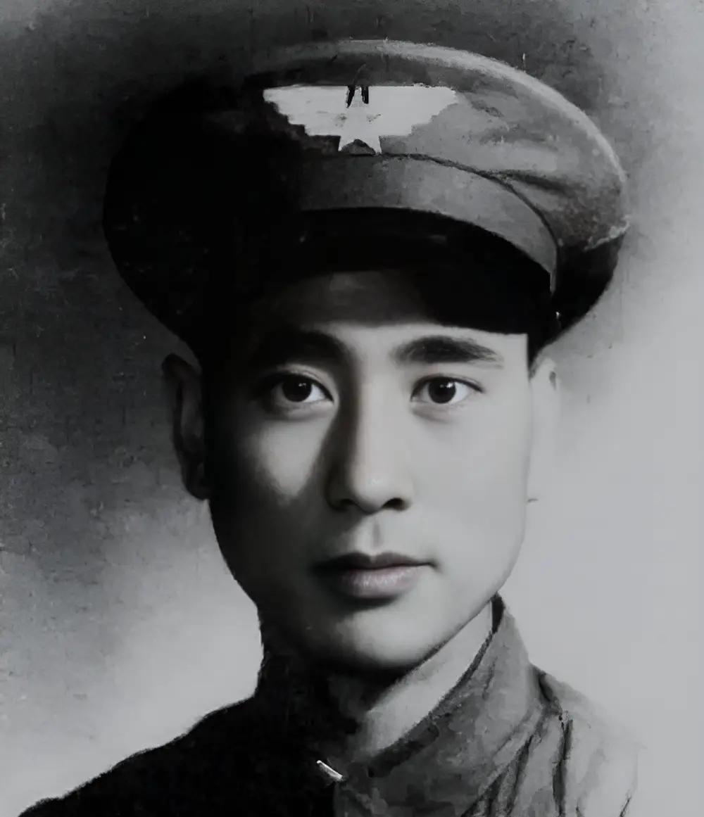 1949年，一架飞机在解放区坠毁，飞行员主动向解放军投降，还指了指舱门，说：“这