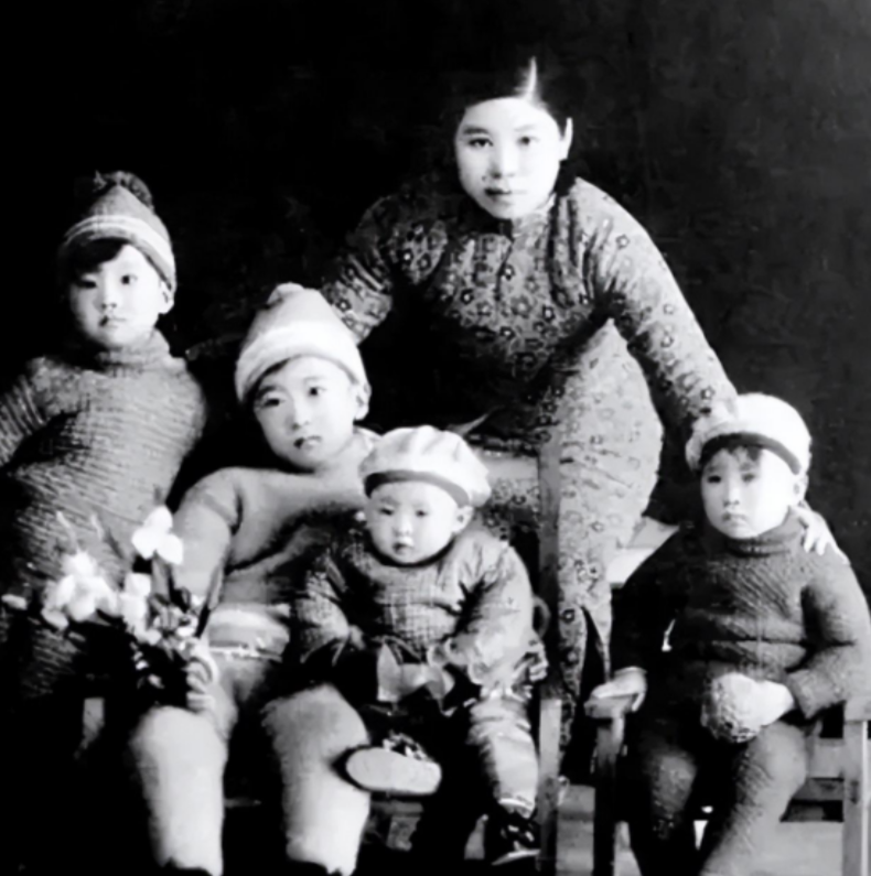1958年9月，杨虎城将军的五女杨拯陆马上就要做新娘了，人们却在雪地中发现了她。