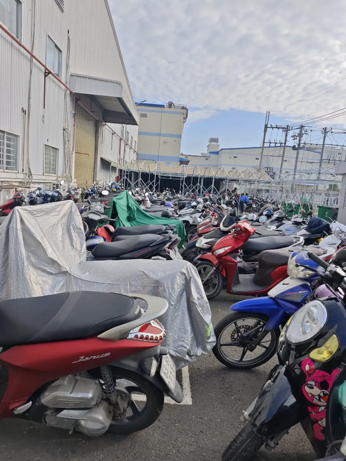 越南人最喜欢骑的是本田摩托车，而放在二三十年以前，他们最喜欢骑的是中国摩托车。