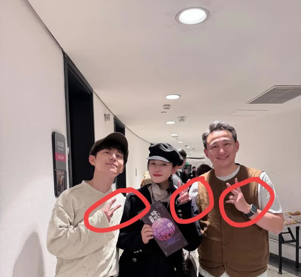 陈妍希真的是个狠人啊！
陈晓刚出席活动，40岁的陈妍希又首次晒照，这向我们释放