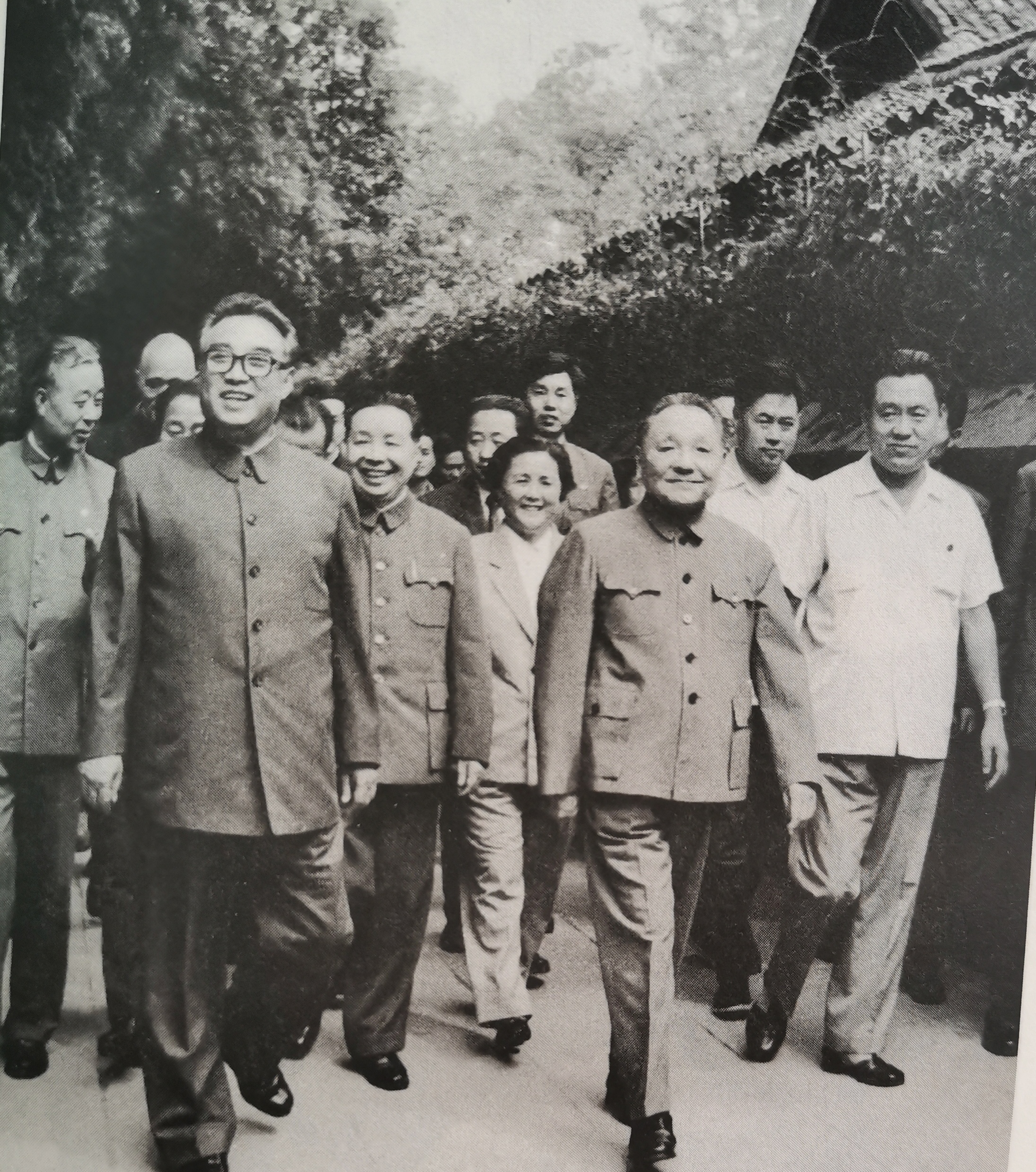 金日成有次访问中国，专门去了南京中山陵，他很喜欢这个地方，自然环境优美，房子周围