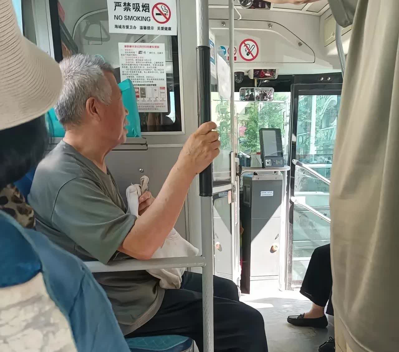 今儿坐公交，上来位老人拿5块钱给司机，司机说找不开零钱。我刚想掏1块钱，老人旁边