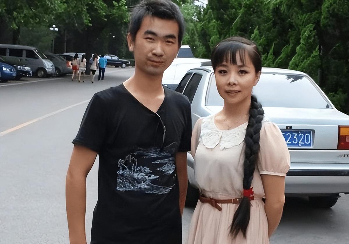 2007年，王二妮出名后，男友李飞对她说“二妮，分手吧，咱俩不是同一世界的人了。