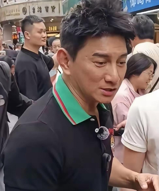 朋友私下见过吴奇隆
她说大家都被骗了
吴奇隆真人根本不长电视里那样，年轻的时候比