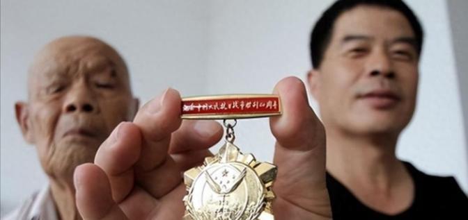 1956年，山东35岁农民咳嗽十年不愿就医，一天，他突然咳出一个黑色带血的东西，