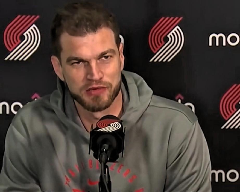 恕我直言！杨瀚森在nba场均5分钟出场时间，主帅一语道破太慢！杨瀚森一直在外线等