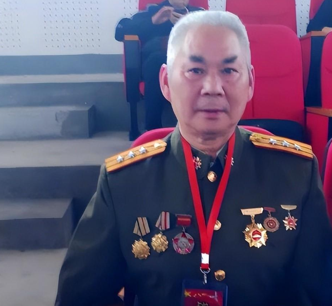 1979年，我军战士巡逻时，意外发现一个手脚溃烂之人，他身上有一支枪和300发子