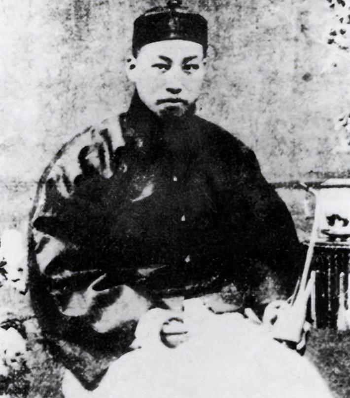 1905年，北京火车站，吴樾行刺失败，一名清军抓着他的辫子，正被清理出车厢，镜头