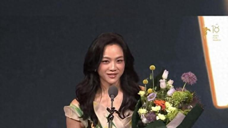 45岁汤唯获卓越亚洲电影人大奖，一袭绿裙亮相惊艳众人！