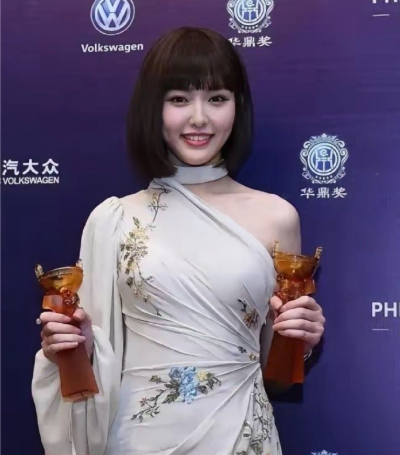 唐嫣这次的造型非常漂亮！就是这衣服是不是太紧了 ​​​