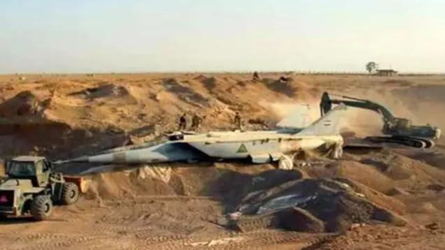 宁可被美军追着打，也要把800架战机藏入沙漠，今才懂萨达姆的高明