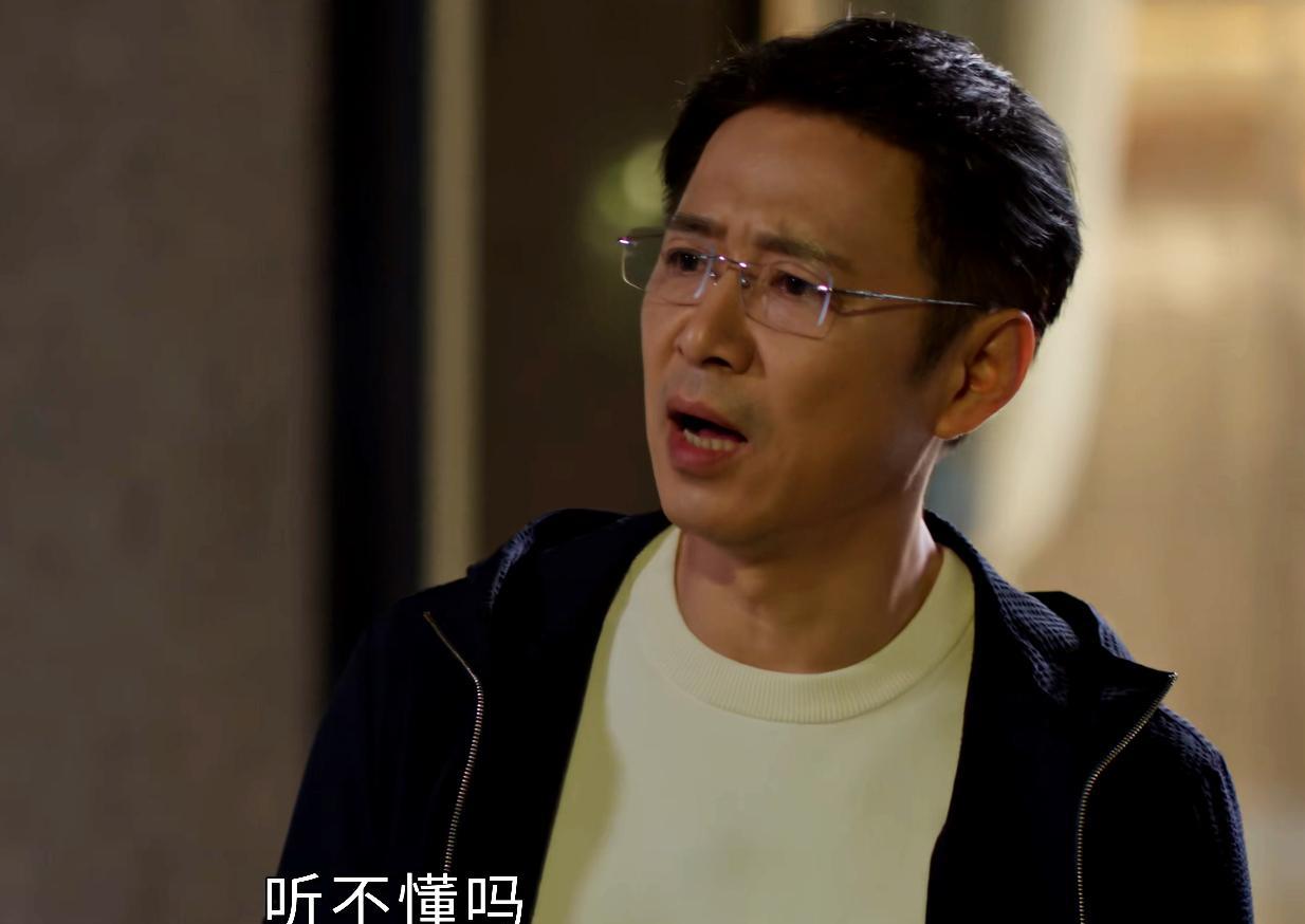 直到丁致远对邱丽苏发脾气才明白，
他怒吼父母把父母赶回老家，
并不是对胡曼黎心存