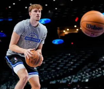 独行侠今日对阵湖人，赛前主帅基德接受了采访。
谈到弗拉格今晚的上场时间限制，基德