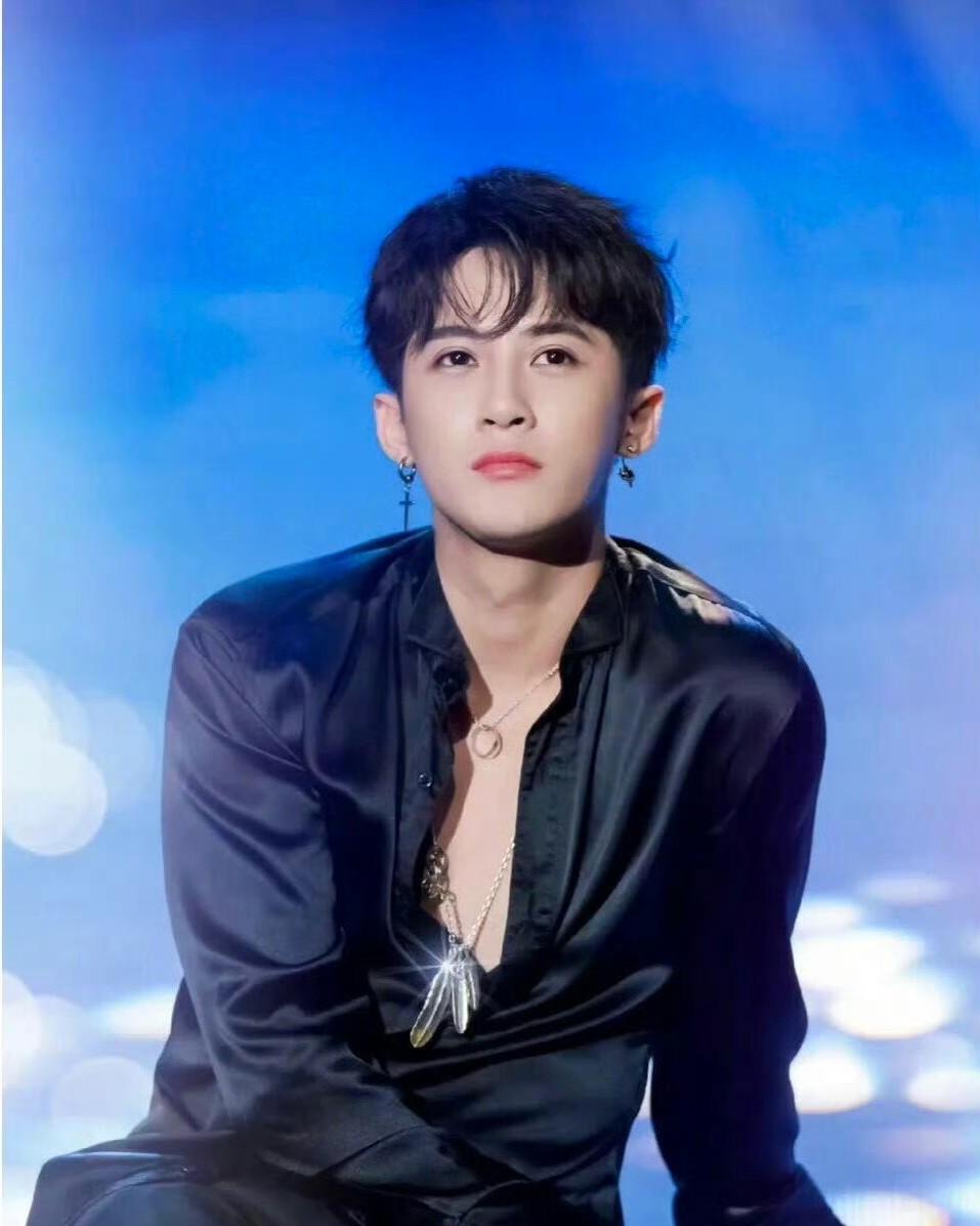 一组奶乎乎的脸配上这深V～
#檀健次#