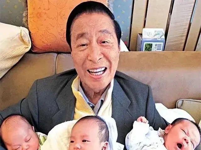 李兆基最在意子孙后代











天呐！你敢信？富豪李兆基最重视的竟然