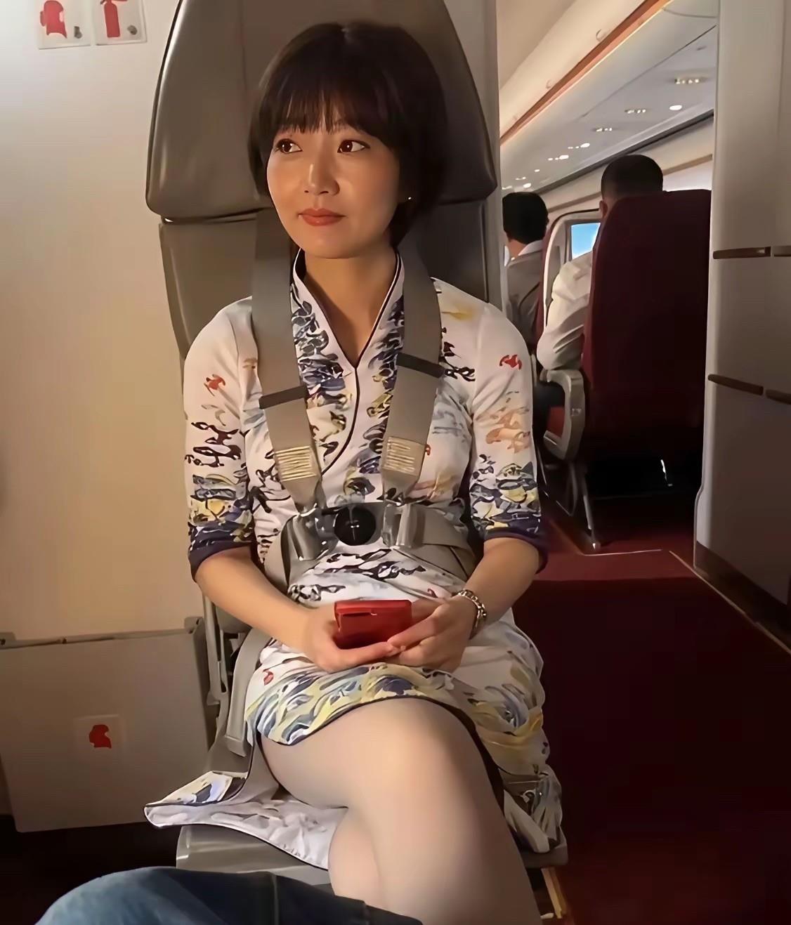 谁知道这个空姐年龄大概多大？