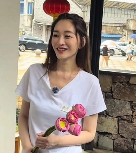 50岁的李小冉这素颜状态怎么样？