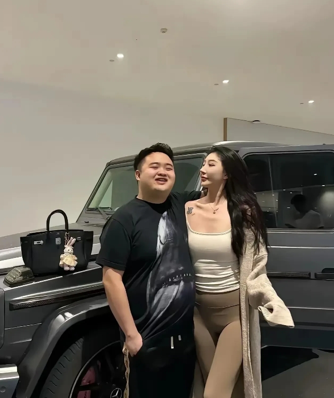 广东深圳，有一名女子到地下停车场取车的时候，发现有一名男子跟他的女友，在他的汽车