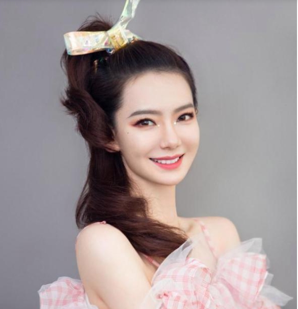 2016 年，在《出发吧爱情》节目里，戚薇朝着吴京大喊：“你别摸我大腿啊，这我哪