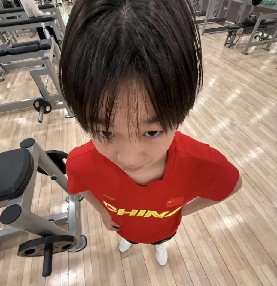 全红婵在训练馆晒自拍啦✨ 红衣服一穿，双手叉腰，这视角像小朋友仰着头分享快乐，“