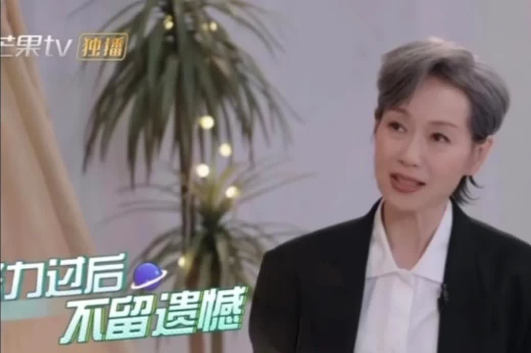 今天中午《甜蜜的任务》中，关于叶童的专访在轻松愉悦的氛围中进行。
叶童回顾了他