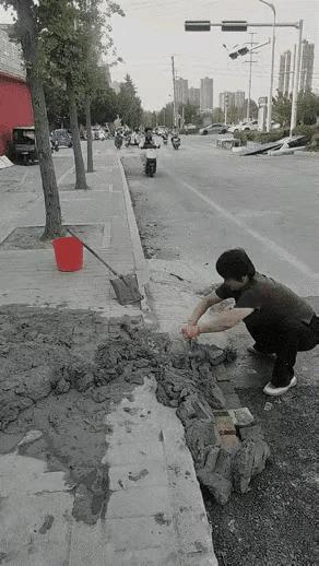 修桥铺路，本来是有功德的一件事，在这里却为自己谋私利，等出了交通事故，有你哭的你