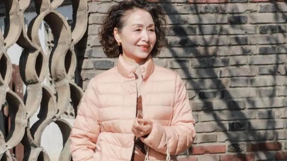 原来“短外套+长裤子”，才适合50+女性早春换新打扮，舒适还减龄