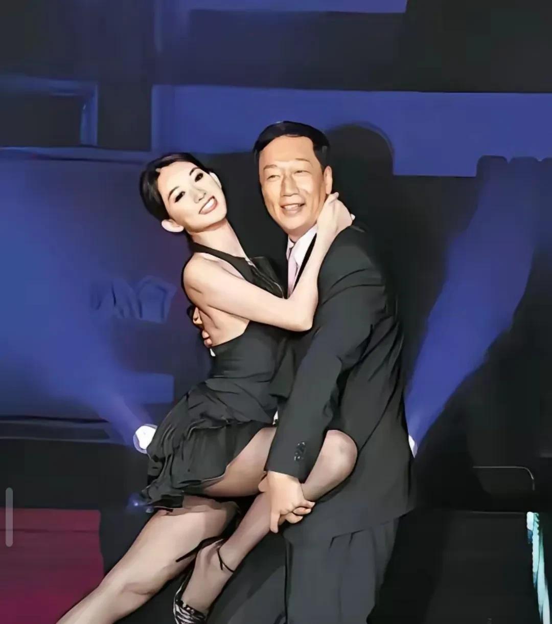 当年在富士康的年会晚宴上，郭台铭与林志玲贴身热舞，互动亲昵，台下欢呼不断。
郭台