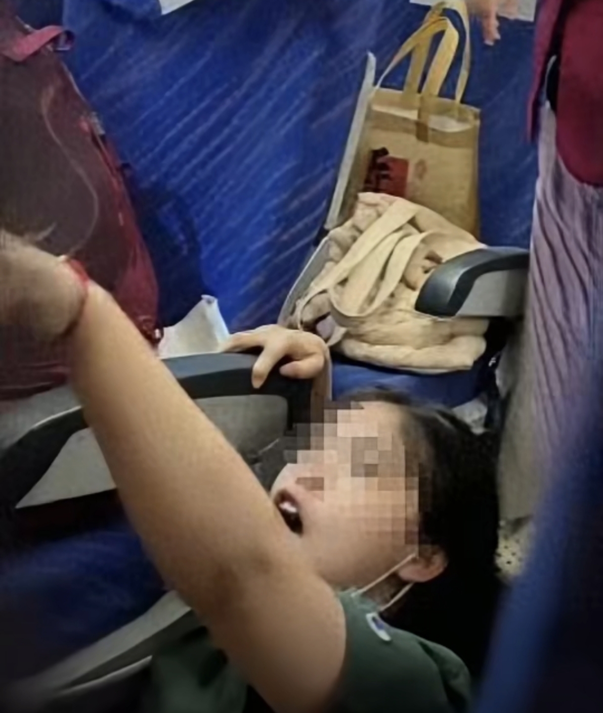 飞机上男孩踹座椅还撞人，全家围殴女乘客，“他还是孩子”引众怒
8月7号晚上，南航