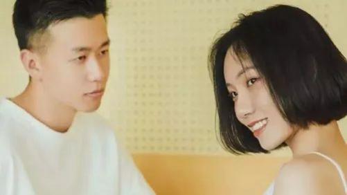 离不开你的男人，不会频繁说“我爱你”，但会有这4个藏不住表现