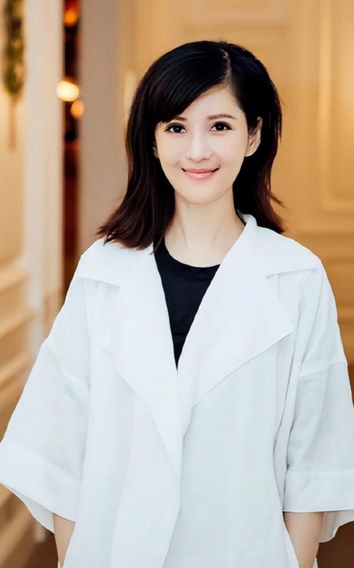 沈星，1978年9月25日出生于广东珠海，毕业于华中师范大学中文系 。曾是央视主