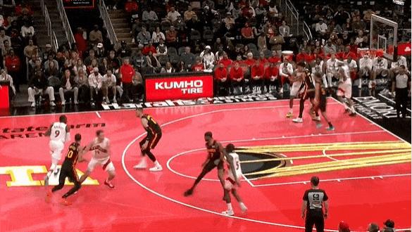 神仙球！奎克利外线扬臂造成沃克犯规，同时篮球稳稳落入网袋