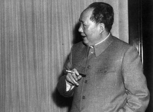 李银桥惊呼毛主席长了白发，用力拔下，毛主席幽默乐观：白一根头发，胜三大战役，值得