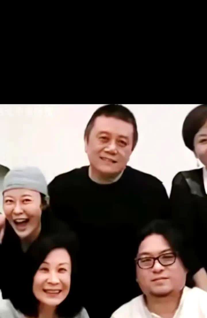 徐静蕾曾被记者问到如何看待王朔，徐静蕾说：故宫门口的铜狮子，虽然风吹雨打锈迹斑斑