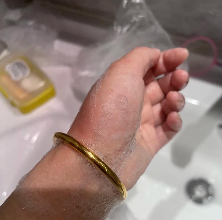 58g的大金镯子，长胖后有点摘不下来了……
最近觉得这个款太素了，想要换一个精致