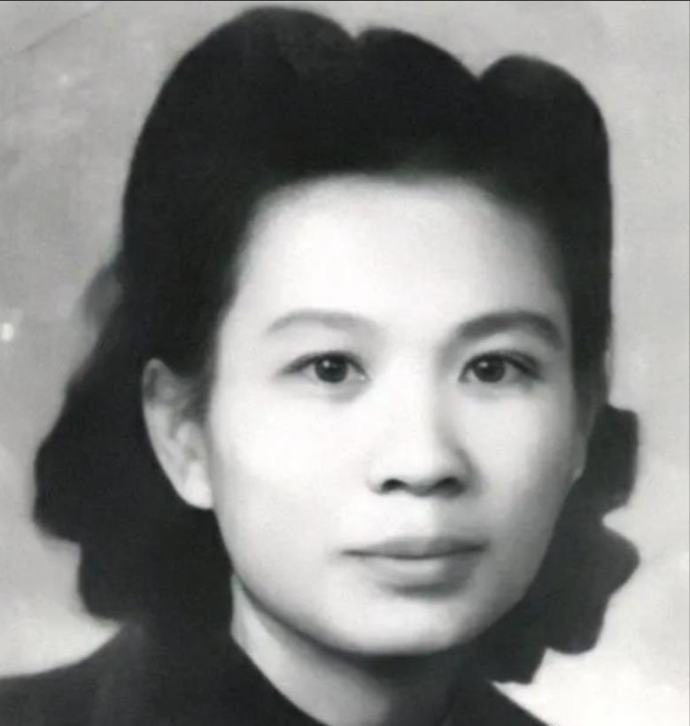 1975年，一名重庆的老农在一处废弃的碉堡残骸中意外发现了一具戴着手铐的女尸，然