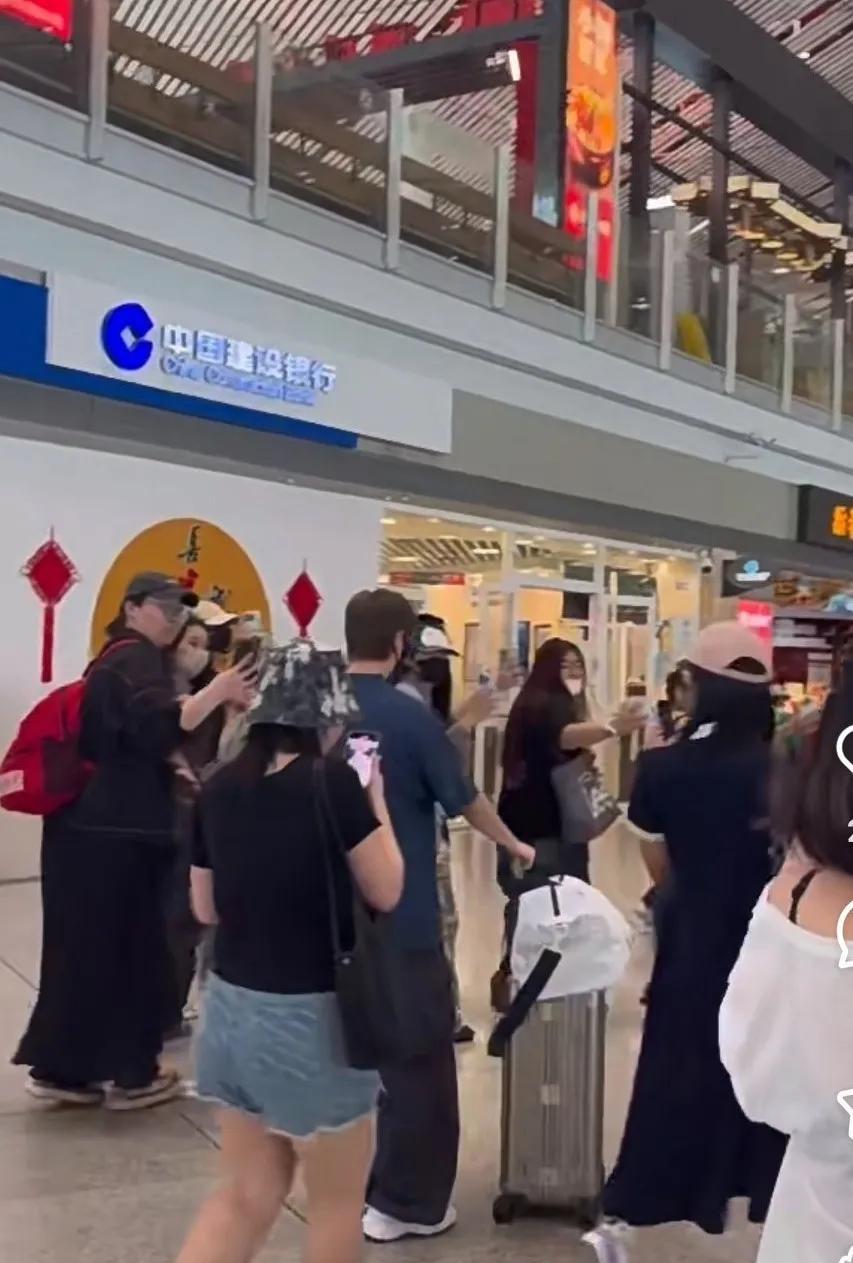 王曼昱被挤的没路走了。
今天王曼昱从北京出发飞厦门，看到是她一个人出发的，到了机