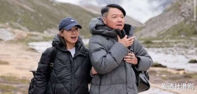 有爱！前TVB绿叶与妻结婚超20年膝下无子，助养儿童更视爱犬