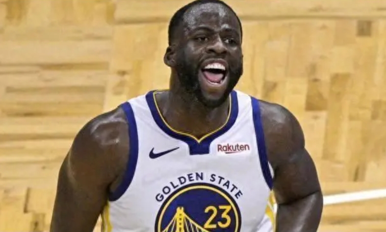 科尔看来还是不敢得罪格林啊！
库里又空砍了，全场比赛拿下39分，但是最终球队输球