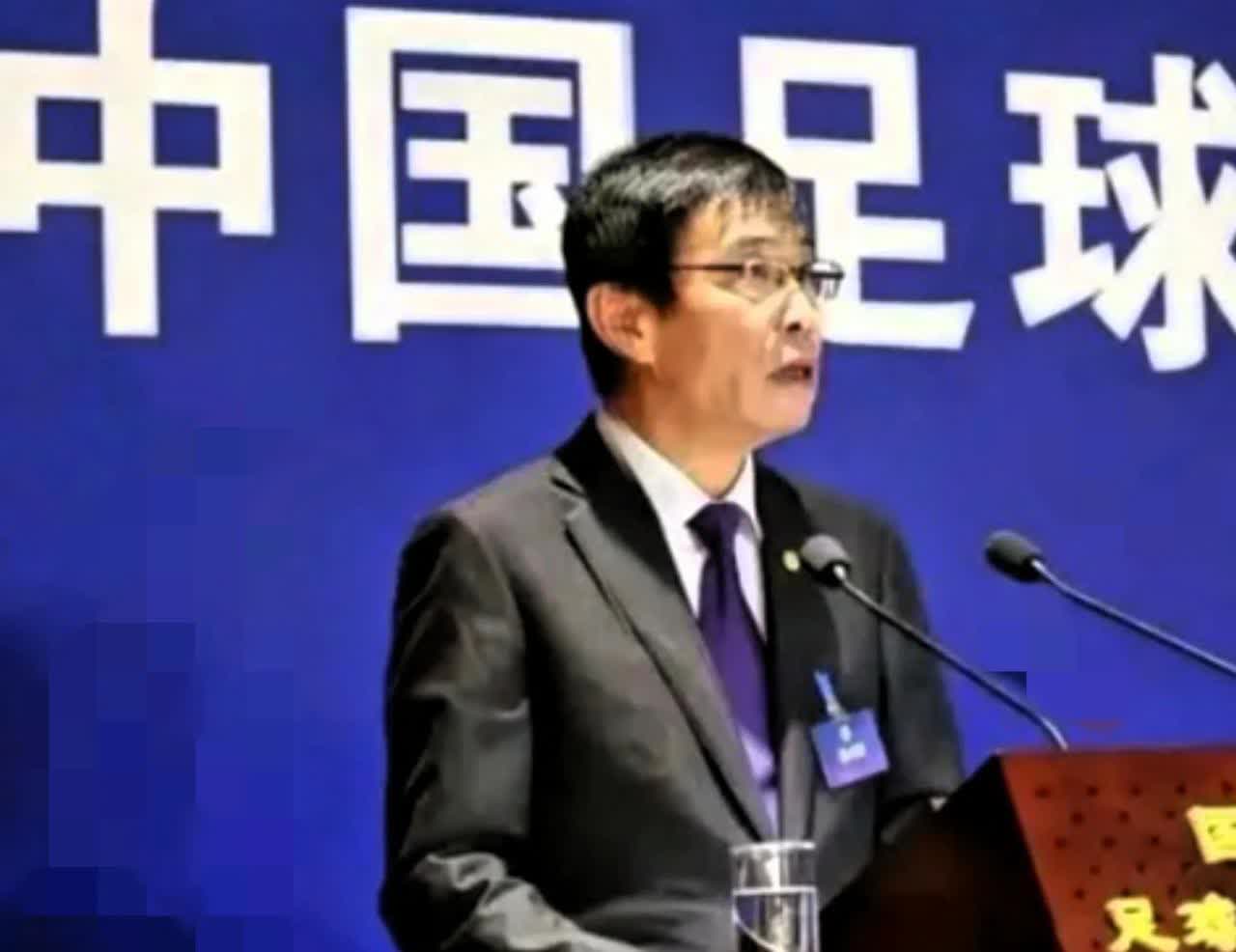 足协主席现在脸都绿了。
他怎么也没料到，球迷会把矛头对准赞助商。


