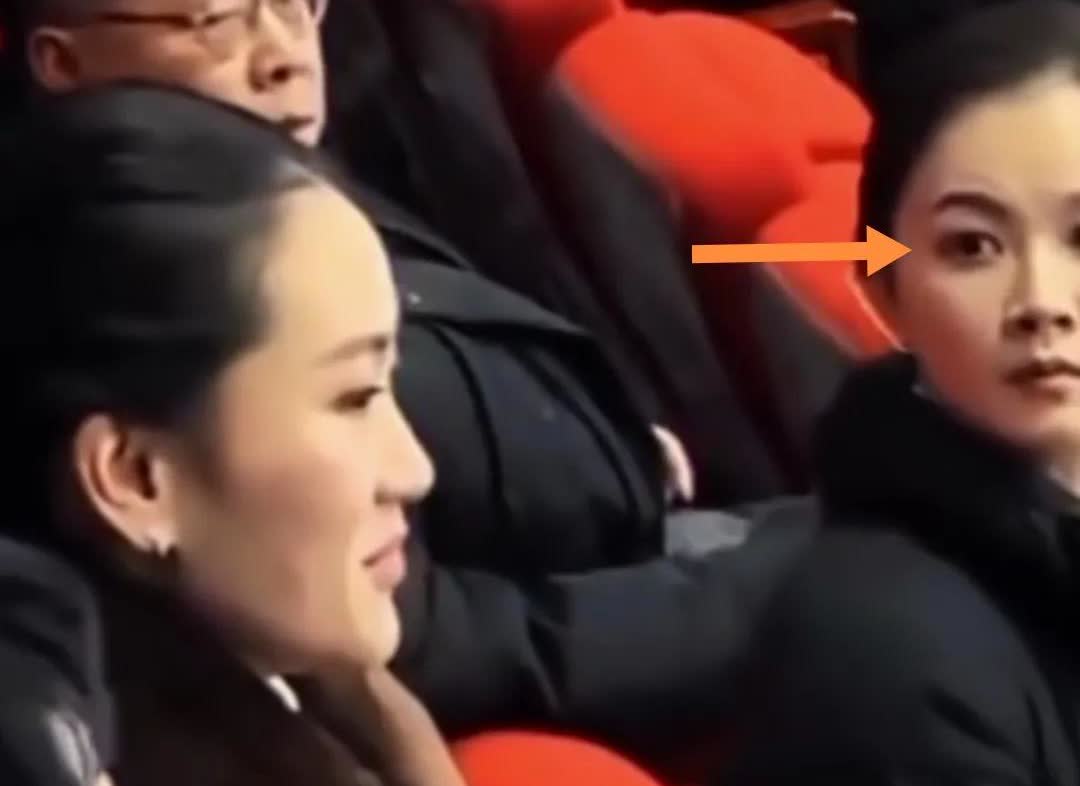 女保镖严月霞的眼神，谁在偷偷观察谁……