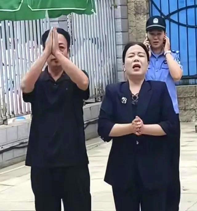 熊磊的律师终于露出了正脸！
小熊与律师都是笑容满面，满不在乎的样子！
也不知道是