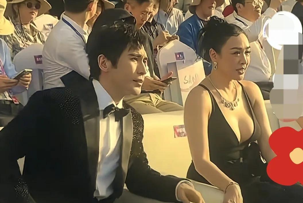刷到钟丽缇和小男友同框的图，
突然get到 “大妈把小鲜肉熬成大叔，
大妈还是那