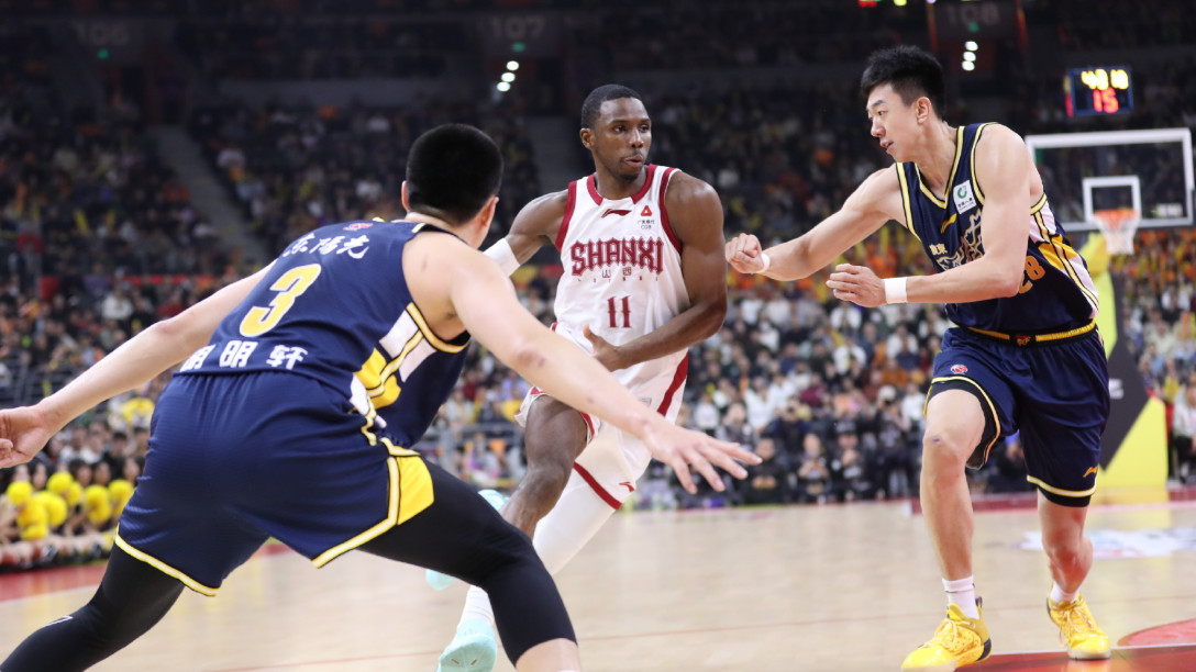 杠上了！连伤广东多人，迪亚洛潘江恶人先告状，少杰萨姆纳晒图回击