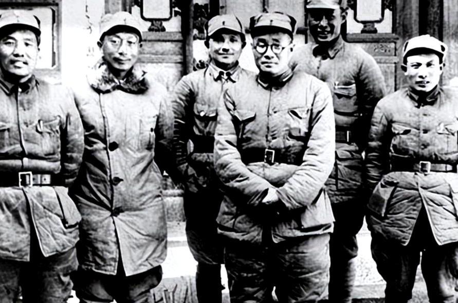 1945年深夜，一名神秘男子悄无声息地爬进了延安保育院的窑洞。突然，他挥舞着锋利